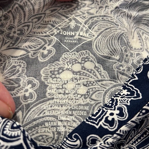 St. John’s Bay New 1X Paisley Blouse - Picture 4 of 6